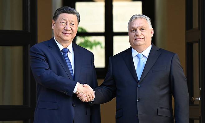 9일(현지시간) 시진핑 중국 국가주석과 오르반 빅토르 헝가리 총리가 악수를 하고 있다. 신화연합뉴스