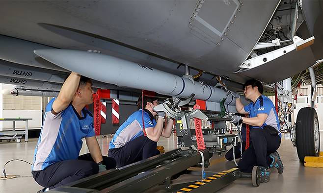 경남 사천 한국항공우주산업(KAI) 본사 격납고에서 KAI 직원들이 KF-21 시제기에 미티어 중거리 공대공미사일을 장착하고 있다. 세계일보 자료사진