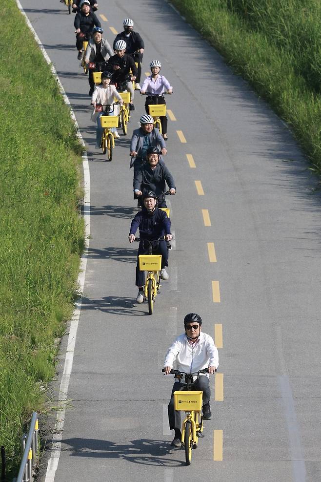 10일 김영환 충북도지사가 도청 직원들과 함께 청주 무심천 도로에서 자전거를 타고 있다. 충북도 제공