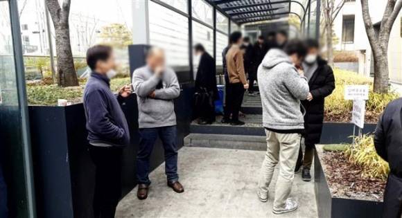 직장인들이 흡연구역에서 흡연하며 이야기를 나누고 있다. 서울신문DB