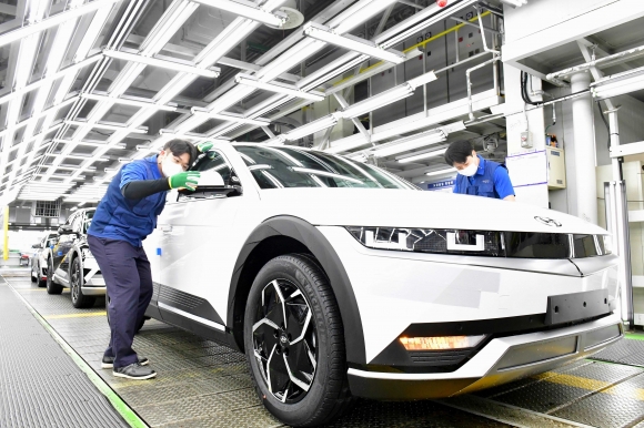 현대자동차 직원들이 울산공장 아이오닉5 생산라인에서 차량을 살펴보고 있다.  서울신문DB