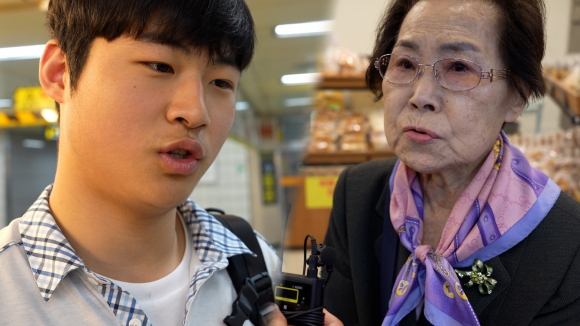 김연준(왼쪽)군과 배정애씨가 서울신문의 질문에 답하고 있다.
