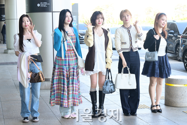 그룹 레드벨벳(Red Velvet)이 10일 오후 케이콘 재팬 2024(KCON JAPAN 2024) 공연 참석 차 김포국제공항을 통해 일본 도쿄로 출국하고 있다.