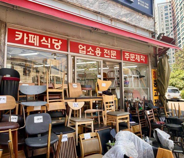 10일 서울 중구 황학동의 한 중고 가구 매장. 사진=장형임 기자