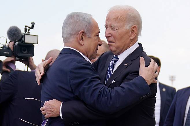 2023년 10월18일 바이든 미국 대통령(오른쪽)이 네타냐후 이스라엘 총리와 포옹하고 있다. ⓒAP Photo