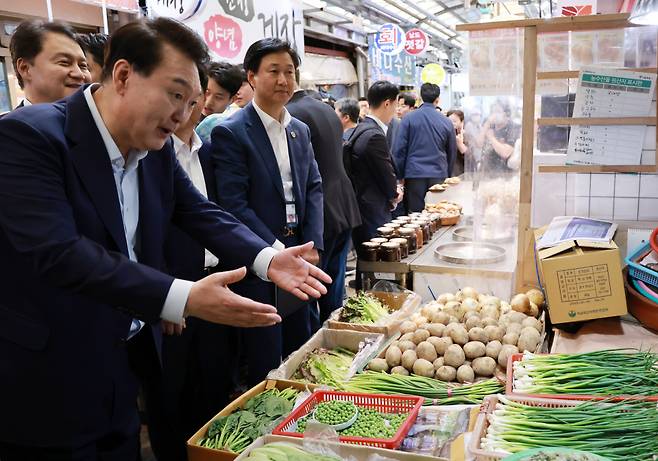 윤석열 대통령이 10일 오후 서울 서대문구 영천시장을 찾아 야채 가게를 둘러보고 있다. ⓒ연합뉴스