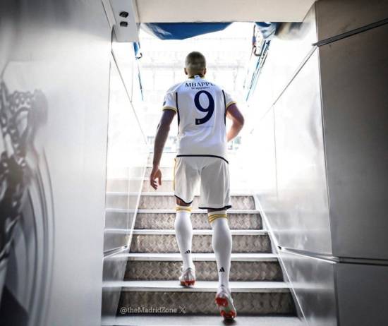 PSG와 용품 스폰서 나이키가 10일(한국시간) 공식 홈페이지를 통해 2024-2025시즌 새로운 홈 유니폼을 발표했다.&nbsp;다만 팀을 떠날 것이 유력한 킬리앙 음바페, 그리고 이강인이 유니폼 모델로 등장하지 않아 눈길을 끌었다. SNS