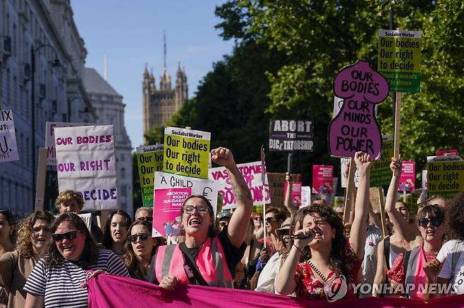 2022년 런던에서 낙태권 찬성 단체가 시위를 벌이고 있다. [AP=연합뉴스 자료사진]