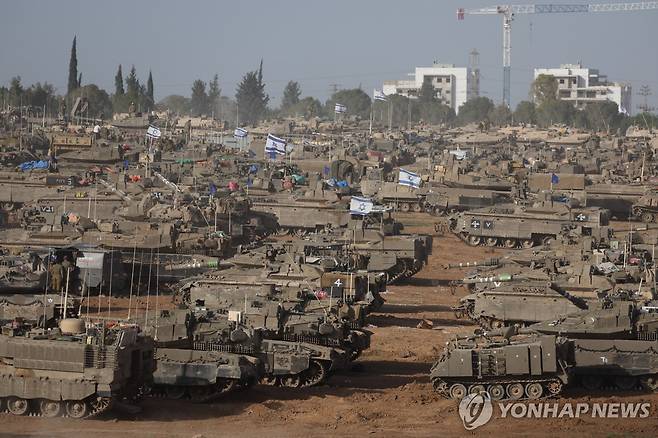 가자지구 분리장벽 인근에 집결한 이스라엘군 탱크와 장갑차 [EPA 연합뉴스. 재판매 및 DB 금지]