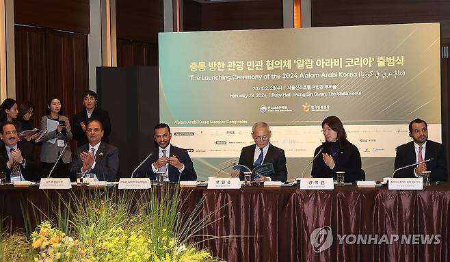 중동 방한 관광 민관 협의체 '알람 아라비 코리아' 출범식 (서울=연합뉴스 자료사진) 류효림 기자 = 2월 28일 서울 중구 장충동 신라호텔에서 열린 중동 방한 관광 민관 협의체 '알람 아라비 코리아' 출범식에서 참석자들이 협약서에 서명한 뒤 박수를 치고 있다. 왼쪽부터 데이압 파르한 알라시디 주한 쿠웨이트 대사, 사미 엠 알사드한 주한 사우디아라비아 대사, 압둘라 사이프 알누아이미 주한 UAE 대사, 유인촌 문화체육관광부 장관, 장미란 2차관, 자카리야 하메드 힐랄 알사아디 주한 오만 대사. 2024.2.28 ryousanta@yna.co.kr