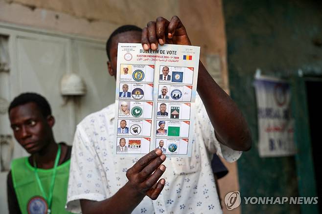 지난 6일(현지시간) 차드 수도 은자메나 투표소에서 투표용지를 들어보이는 관리 직원 [로이터 연합뉴스 자료사진. 재배포 및 DB 금지]