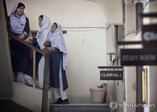 파키스탄 여학생들 파키스탄 북서부 카이버 파크툰크와주의 한 학교에서 여학생들이 이동하고 있다. 사진은 기사와 직접 연관 없음.
[AP 연합뉴스 자료사진. 재판매 및 DB 금지]