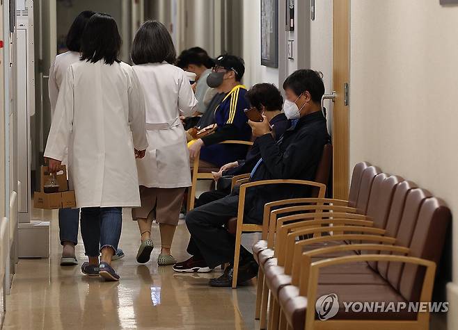 의정갈등이 이어지고 있는 9일 오전 서울 한 대학병원에서 의료진이 이동하고 있다.