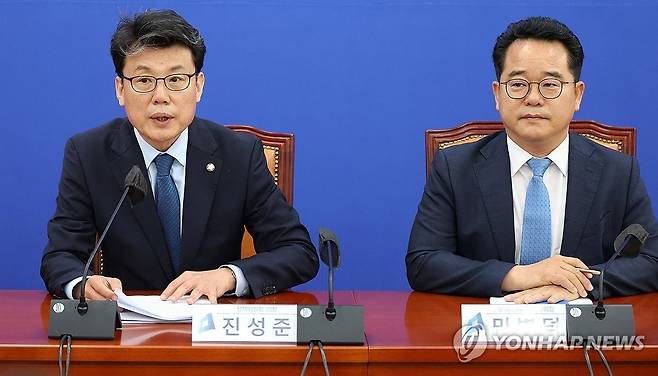 기자간담회 연 진성준 정책위의장 (서울=연합뉴스) 신준희 기자 = 더불어민주당 진성준 정책위의장이 10일 국회에서 기자간담회를 열고 인사말을 하고 있다. 2024.5.10 hama@yna.co.kr