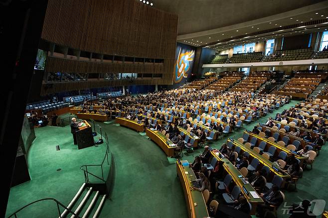 리야드 만수르 유엔 주재 팔레스타인 대사가 10일(현지시간) 미국 뉴욕 유엔본부에서 열린 긴급회의에서 팔레스타인의 유엔 정회원국 자격을 인정하는 결의안에 투표하기 앞서 연설을 하고 있다. ⓒ 로이터=뉴스1 ⓒ News1 김현 특파원