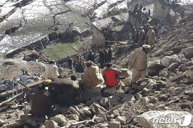 20일(현지시간) 폭우와 폭설로 산사태가 발생한 아프가니스탄 누리스탄주 타탄 계곡에 있는 나크레 마을에서 구조대원이 생존자를 수색하고 있다. (사진은 기사 내용과 무관함) 2024.2.21 ⓒ AFP=뉴스1 ⓒ News1 우동명 기자