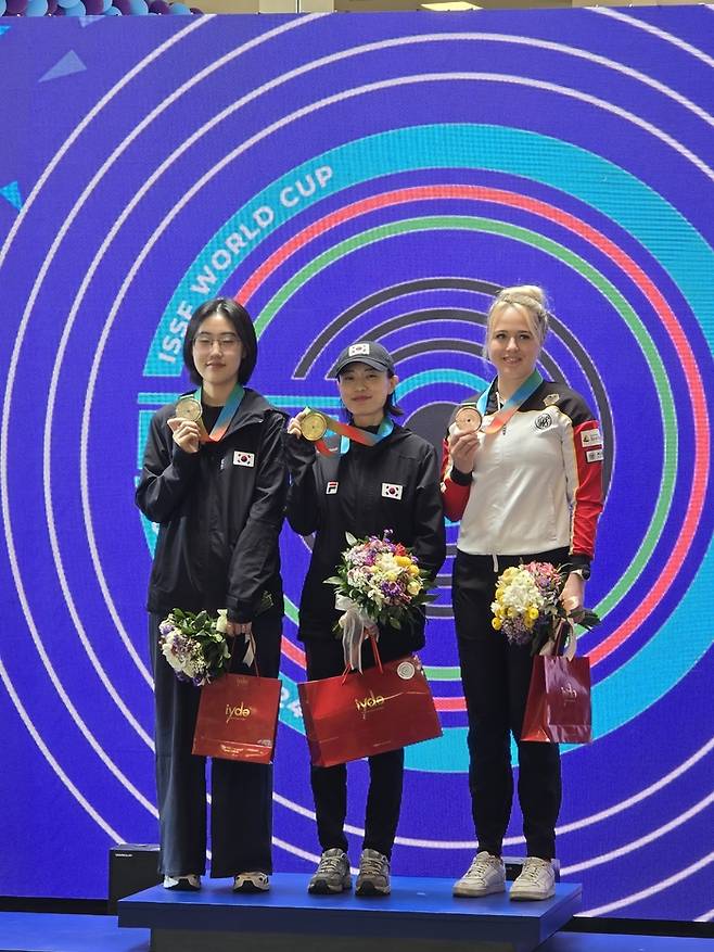 사격 대표팀 김예지(가운데)와 양지인(왼쪽)이 아제르바이잔 바쿠에서 열린 2024 ISSF 바쿠 월드컵 여자 25m에서 금메달과 은메달을 따냈다. 사진 | 대한사격연맹