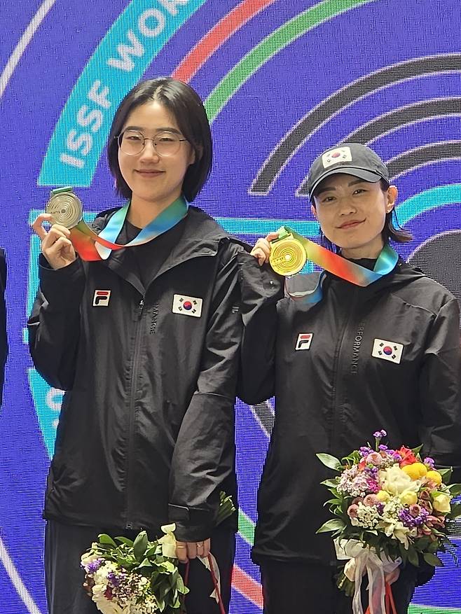 사격 대표팀 김예지(가운데)와 양지인(왼쪽)이 아제르바이잔 바쿠에서 열린 2024 ISSF 바쿠 월드컵 여자 25m에서 금메달과 은메달을 따냈다. 사진 | 대한사격연맹