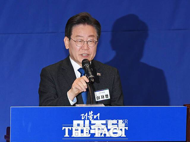 이재명 민주당 대표는 최근 최서원(개명 전 최순실) 씨의 조카 장시호 씨와 수사 검사 간 의혹에 대해 "검사인지 깡패인지 알 수가 없다"라며 "이건 감찰할 일이 아니라 당연히 탄핵해야 하고 형사 처벌해야 할 중범죄"라고 강도 높게 비판하며 검찰의 문제를 다시 한번 부각했다. /배정한 기자
