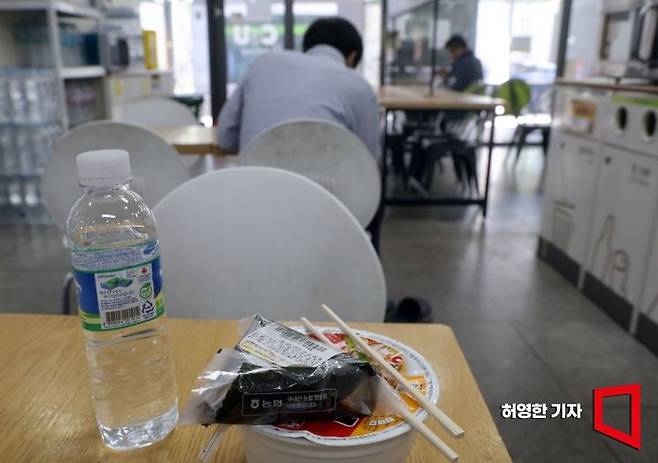 서울의 한 편의점에서 혼자 점심을 먹는 사람들. 사진=허영한 기자