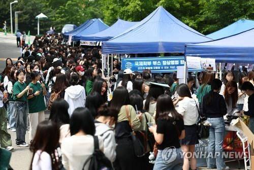 이화여대 축제 부스 앞 북적이는 학생들 [사진출처=연합뉴스]