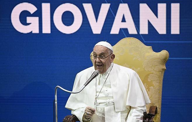 프란치스코 교황이 이탈리아 로마에서 열린 저출산 관련 회의에서  10일(현지 시각)  연설하고 있는 모습./ EPA 연합뉴스
