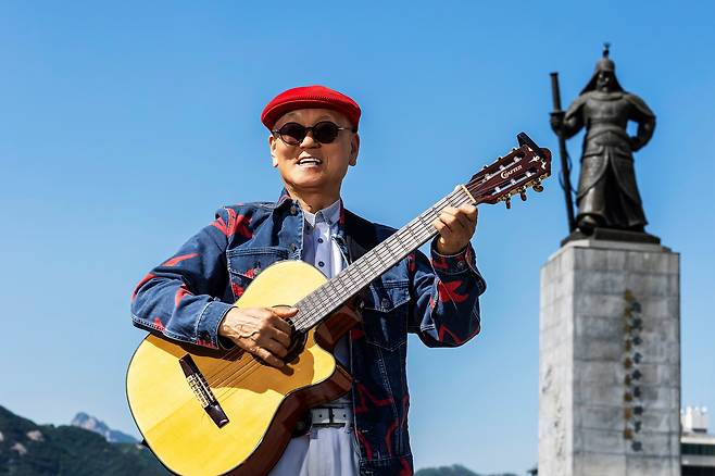 ‘독도는 우리땅’ ‘한국을 빛낸 100명의 위인들’을 쓴 동요 작곡가 박문영씨가 5월 서울 광화문 이순신 동상 앞에 기타를 들고 섰다. 그는 “대한민국은 그냥 만들어진 나라가 아니다. 치열하게 싸워 독립을 쟁취한 국가”라며 “나 역시 나라 세우는 심정으로 노래를 한다”고 말했다. /양수열 영상미디어 기자