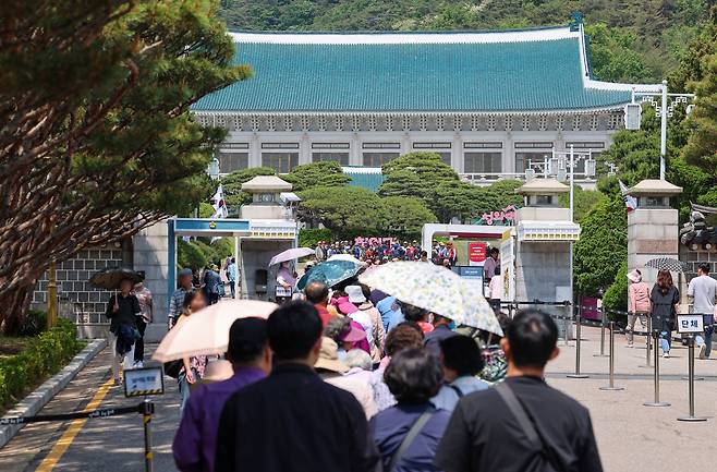 청와대 개방 2주년을 하루 앞둔 9일 오후 시민들이 서울 종로구 청와대에서 입장을 위해 줄을 서 있다./연합뉴스