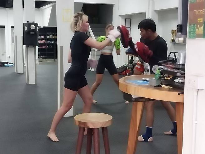 치앙라이 한 체육관에서 관광객이 권투를 배우고 있다.