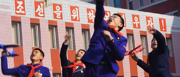 북한 조선중앙TV는 김정은 국무위원장을 찬양하는 뮤직비디오 형태의 새 선전가요 '친근한 어버이'를 17일 공개했다. [사진=유튜브 영상 캡처]