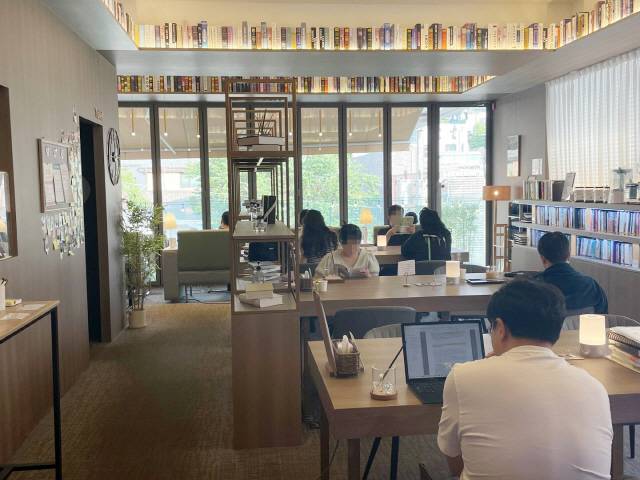 ▲ 지난 4일 오후 3시쯤 서울 강남구 역삼동에 위치한 한 북카페에서 이용객들이 휴대전화를 반납한 후 독서를 즐기고 있다. 신정은
