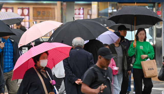 ▲ 지난 6일 춘천 중앙시장 거리에서 시민들이 우산을 쓰고 이동하고 있다. [강원도민일보 자료사진]