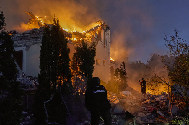 ▲ 10일(현지시간) 러시아 군의 포격에 우크라이나 하르키우 지역의 민가가 불타고 있다. 연합뉴스