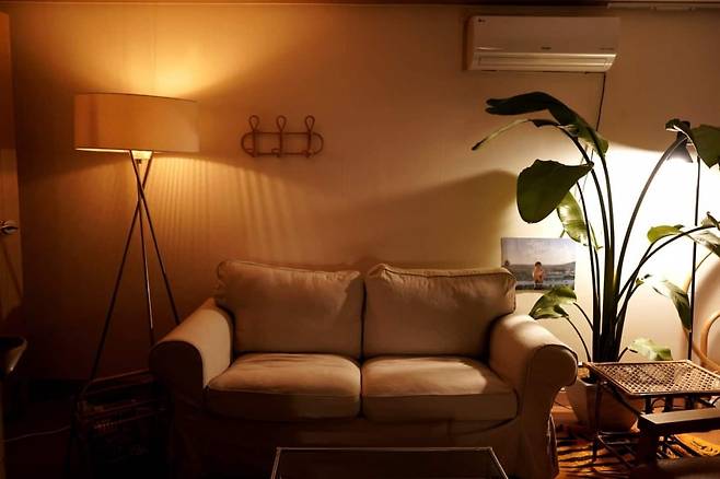 김희연(29) 씨가 삼삼엠투에서 단기임대로 운영중인 매물 내부 모습. 최소한의 저렴한 인테리어로 최대한 수익을 올리는 게 비결이라고 한다.