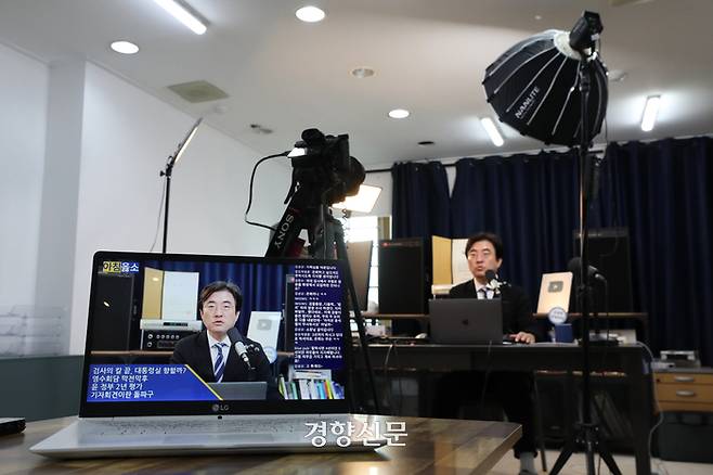 제22대 국회의원 김성회 당선인이 5월 7일 경기 고양시의 스튜디오에서 자신의 유튜브 채널 <김성회의 옳은소리>의 라이브방송을 하고 있다.  / 권도현 기자