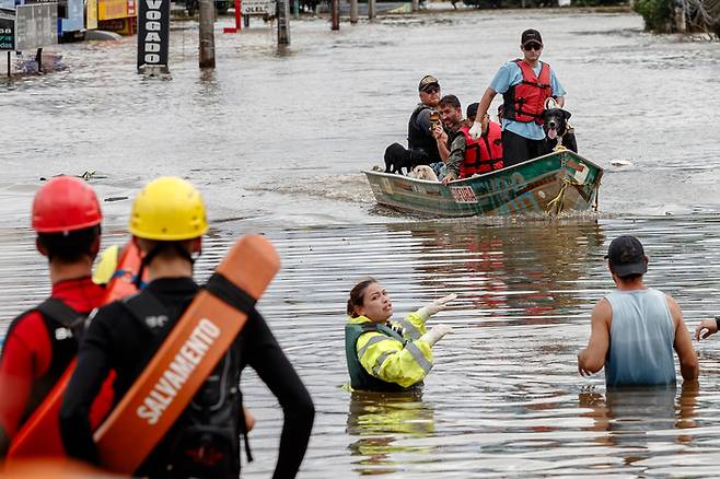 8일(현지시간) 브라질 히우그란지두술 주 카노아스에서 구조대원들이 보트를 이용해 수재민들을 대피시키고 있다. 최근 이 지역에는 기록적 폭우가 쏟아지면서 물난리가 발생했다. 연합뉴스
