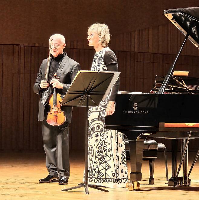 Violinist Vladimir Spivakov (left) and pianist Helene Mercier greet the audience after a duo recital on May 8 at the Lotte Concert Hall. (Provided by a reader of The Korea Herald)