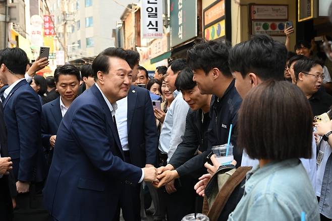 윤석열 대통령이 10일 서울 중구 다동 음식문화거리에서 점심식사를 마친 직장인들과 인사하고 있다. [사진 제공=대통령실]