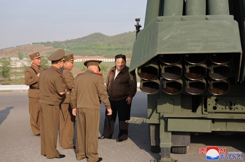 북한 조선중앙통신은 11일 김정은 국무위원장이 전날 기술 갱신된 240㎜ 방사포 무기체계를 파악하고 여러 국방공업기업소에서 생산한 조종(유도) 방사포탄의 시험사격을 참관했다고 보도했다.