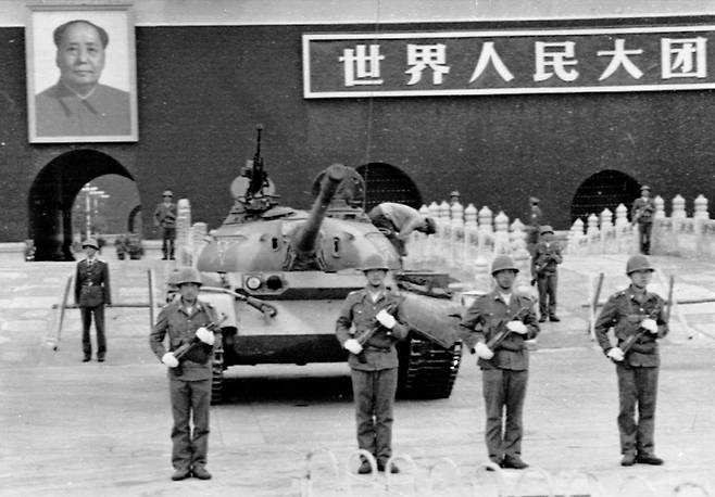 1989년 천안문사태 당시 중국 인민해방군이 천안문광장에 탱크를 세우고 집결한 모습. 천안문사태 직후인 1989년 6월 11일 촬영된 사진입니다. 인민해방군은 ‘인민의 해방과 복지’를 위해 창설됐지만 천안문사태로 의미는 퇴색됐다고 역사는 기록합니다.[AP·연합뉴스·매경DB]
