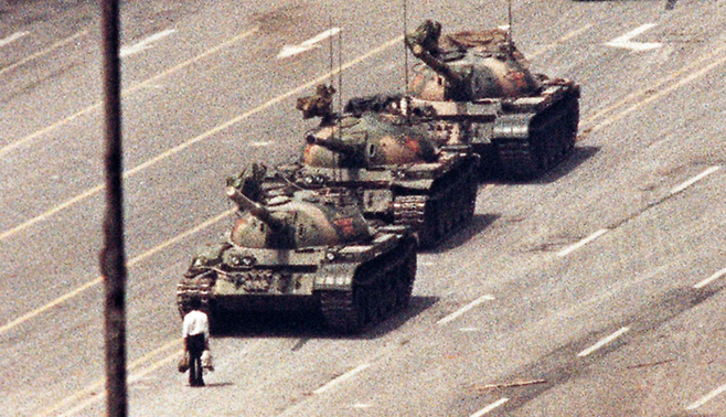 1989년 6월 5일 촬영된 천안문사태의 상징과도 같은 ‘탱크맨’ 사진. 그는 탱크를 맨몸으로 막으면서 전날(6월 4일) 군인 총격 발포에 항의했습니다. 세계 민주화운동의 사진 가운데 가장 유명한 사진을 꼽는다면 바로 이 사진이겠지요. [로이터·연합뉴스·매경DB]