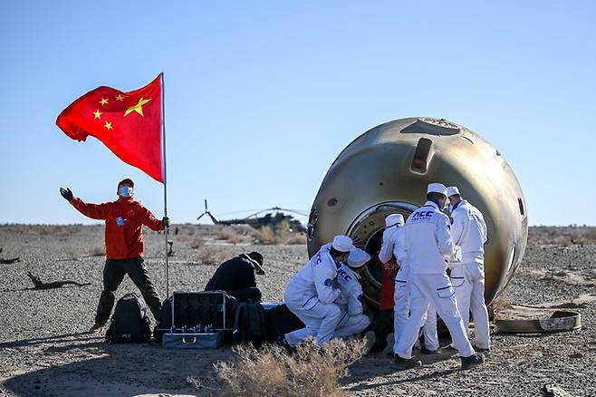중국 유인우주선 ‘선저우-17호’에서 지난달 30일 귀환한 캡슐에서 우주비행사들이 내리고 있다. [사진 출처 = EPA 연합뉴스]