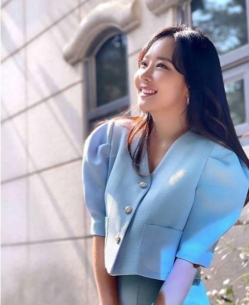 소유진이 하늘색의 짧은 소매와 큰 단추가 특징인 재킷과 허리 라인이 강조된 미디 길이 스커트를 매치한 스타일을 선보였다. 사진=소유진 SNS