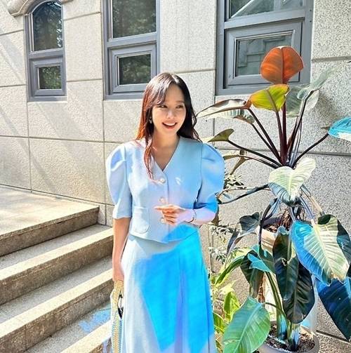 소유진이 고급스러운 손목시계와 브랜드 로고가 돋보이는 대형 토트백을 함께 사용하여 세련된 패션 감각을 드러냈다. 사진=소유진 SNS