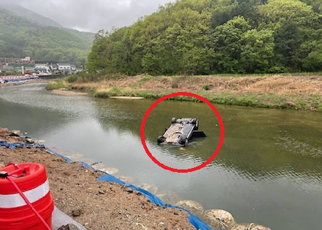 지난달 경북 상주시의 한 하천에 차가 빠져 침수되는 모습. /사진=독자제공