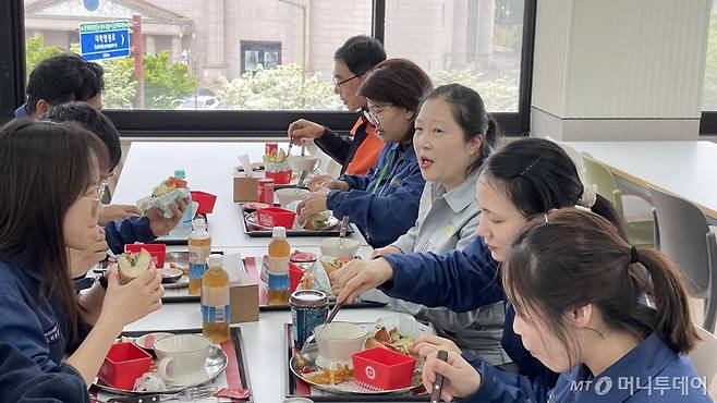 지난날 29일 울산 동구 HD현대중공업 조선소에서 외국인 직원과 한국인 직원이 한자리에서 점심식사를 하고 있다.  /사진=김훈남