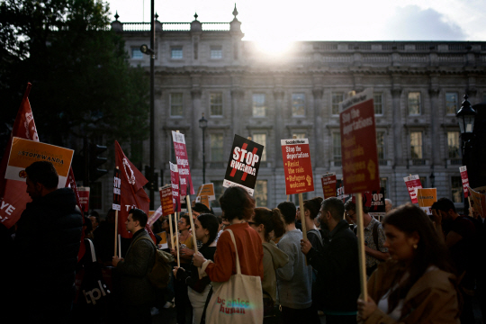 영국 런던의 다우닝가에서 지난 8일(현지시간) 시위대가 영국의 르완다 법 중단을 촉구하고 있다. AFP 연합뉴스