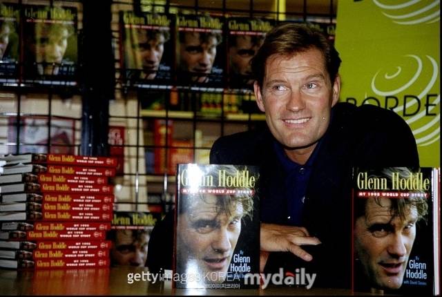 호들은 자서전도 냈다.