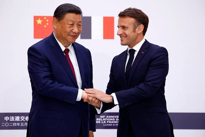지난 6일(현지시간) 프랑스 파리 엘리제궁에서 시진핑(習近平·왼쪽부터) 중국 국가 주석과 에마뉘엘 마크롱 프랑스 대통령이 손을 맞잡고 있다. [AFP]