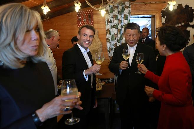 에마뉘엘 마크롱(왼쪽 두 번째) 프랑스 대통령과 시진핑(習近平·오른쪽 두 번째) 중국 국가 주석이 7일(현지시간) 프랑스 남서부 오트피레네 지역의 콜 뒤 투르말레에서 점심을 함께 하고 있다.[로이터]